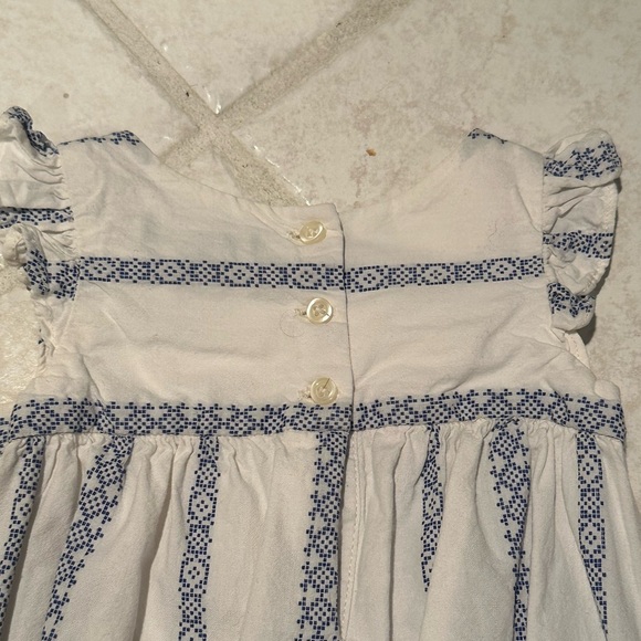 babyGap Cream and Blue Embroidered Flutter Sleeve Baby Romper Size 0–3 Months - Picture 6 of 7
